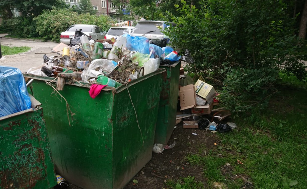 Сахалинцы жалуются на скопление мусора возле контейнеров