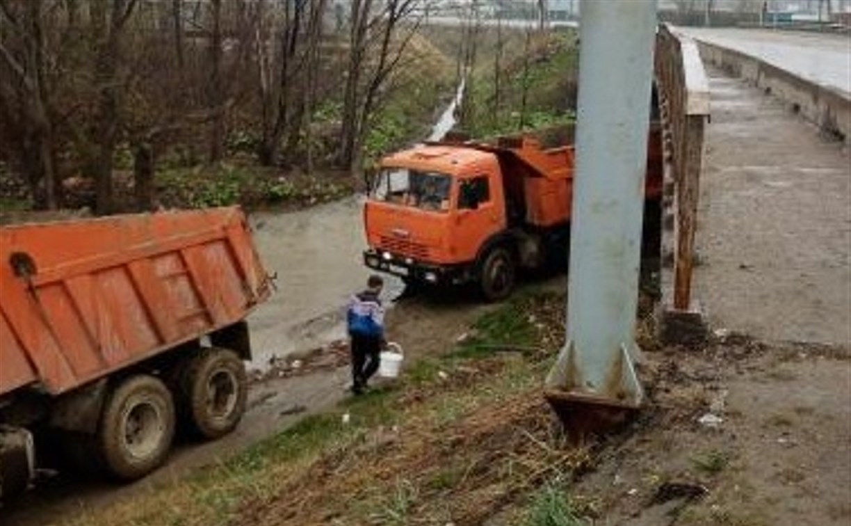 Два КАМАЗа мыли водители в речке в Южно-Сахалинске