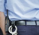 В Холмске задержали участника нападения на мужчину в подъезде - подельник скрывается