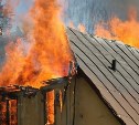 Чердак загорелся в частном доме в Долинском районе
