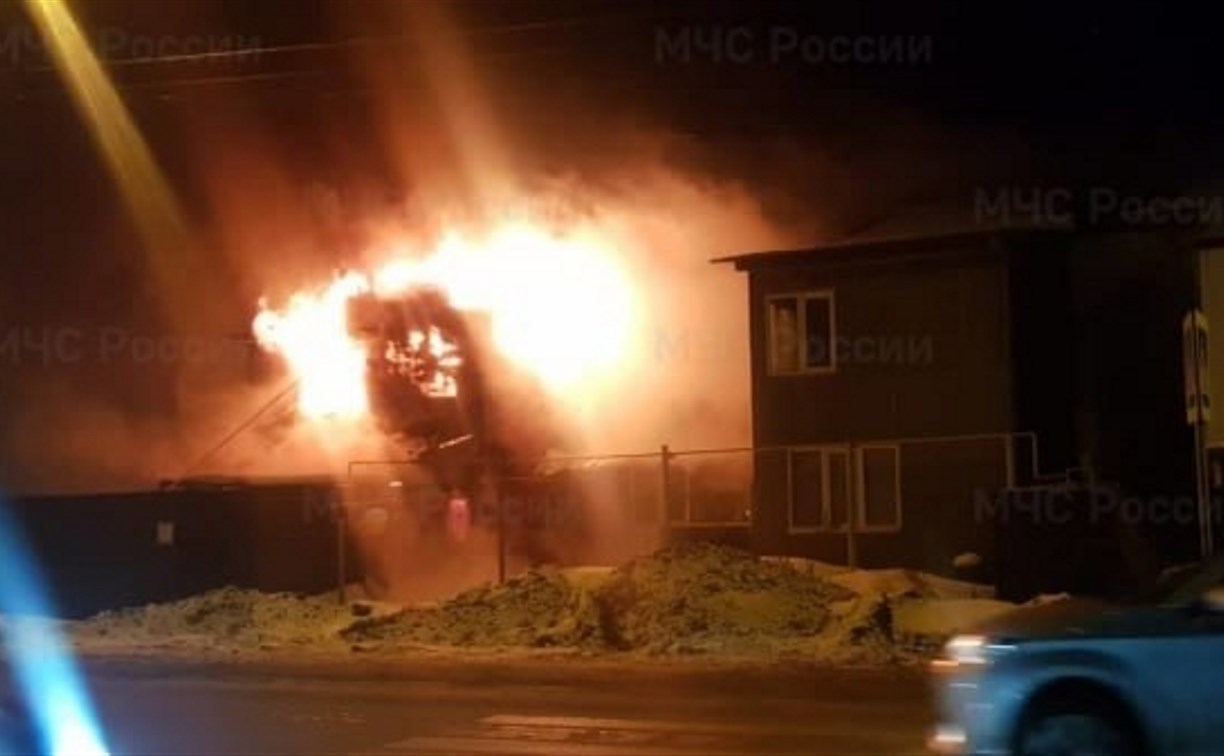Людей эвакуировали: открытым огнем охватило многоквартирный дом в Южно-Сахалинске 