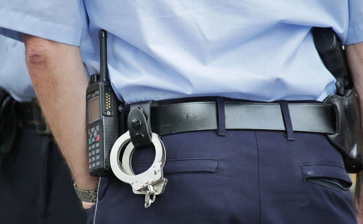 Мужчина устроил пьяный дебош в гостинице на Сахалине: под горячую руку попал и полицейский