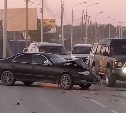 "Сын ударился": в Южно-Сахалинске седан врезался в автобус, в котором находились дети