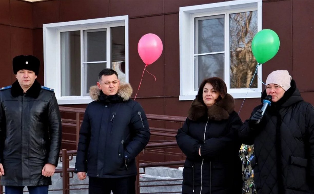 Переселенцы из аварийного жилья в Смирных получили ключи от новых квартир