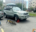 Во дворе в Южно-Сахалинске внедорожник сбил 8-летнего ребёнка на велосипеде