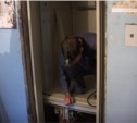 Жители многоэтажек в Южно-Сахалинске на несколько недель остались без лифтов