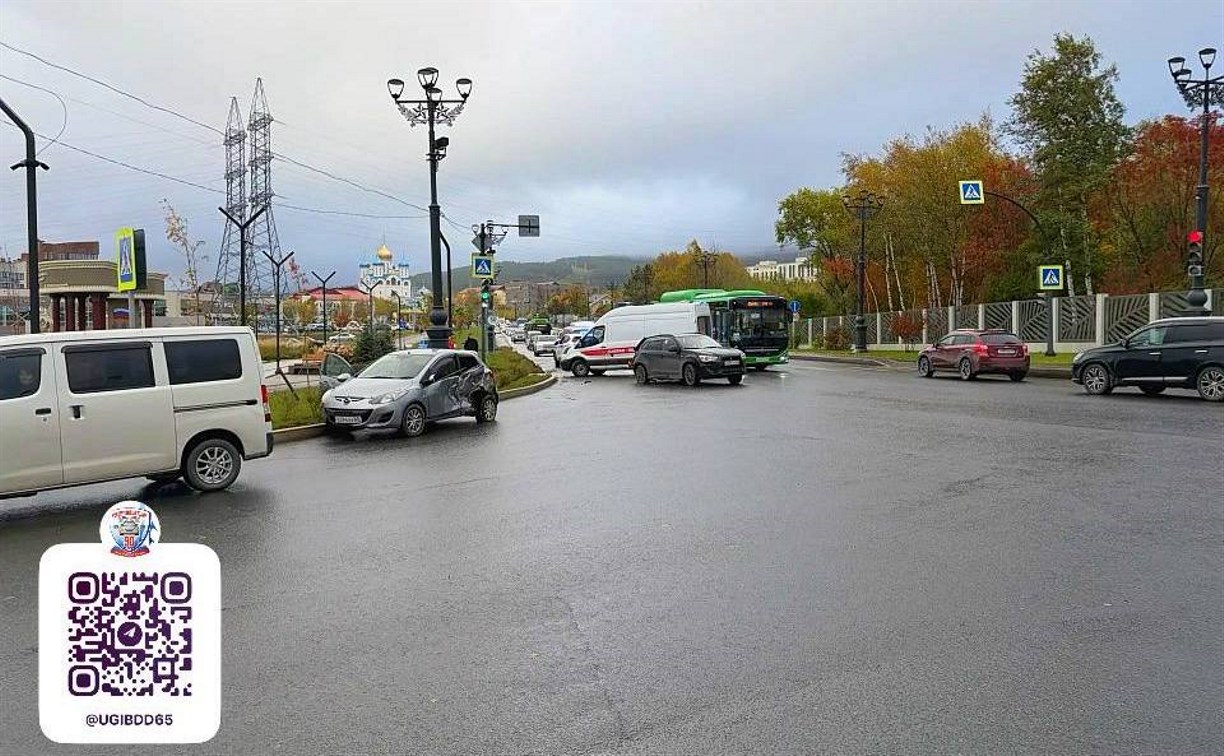 Пострадал ребенок: в ГАИ рассказали о подробностях массового ДТП на ул. Горького в Южно-Сахалинске 