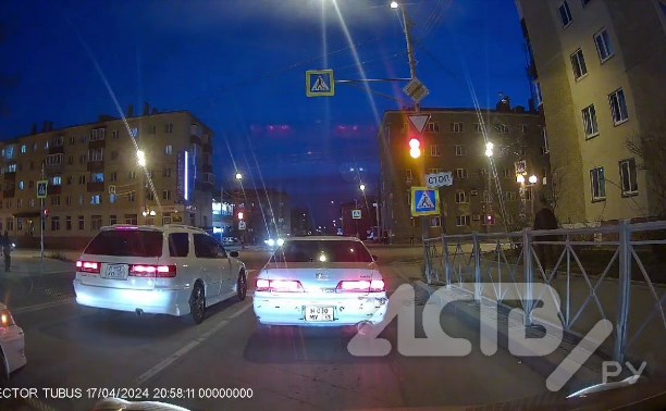 Сразу два автохама попали на видео на перекрёстке в Южно-Сахалинске