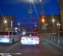 Сразу два автохама попали на видео на перекрёстке в Южно-Сахалинске
