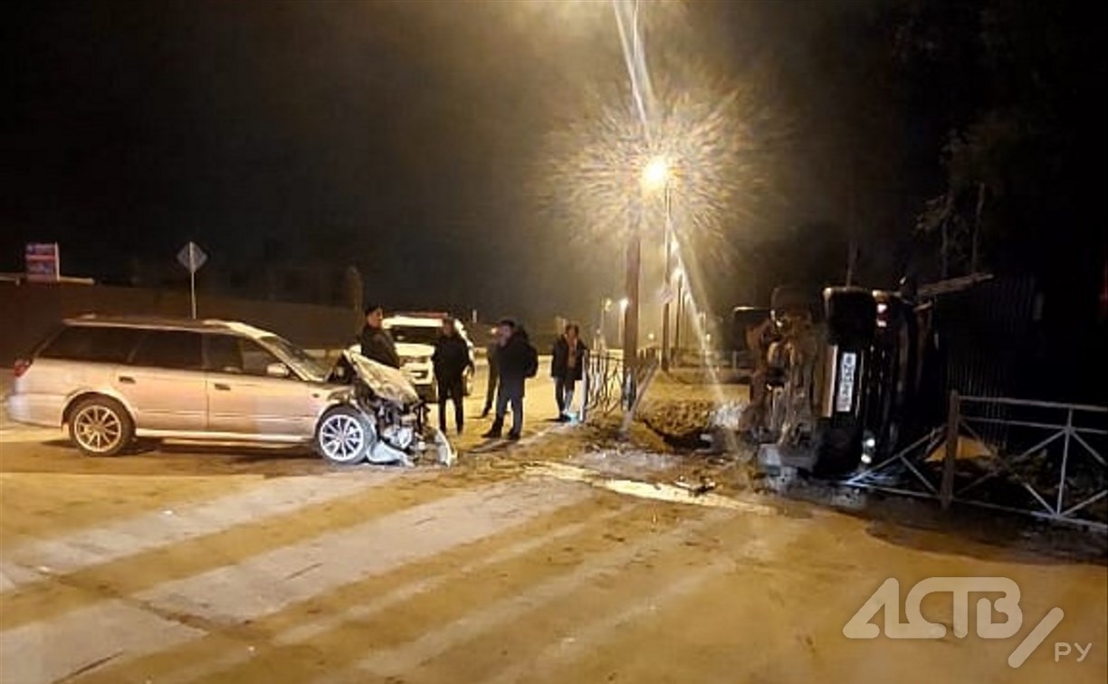 Пьяный водитель без прав в Южно-Сахалинске снёс Subaru и перевернулся сам