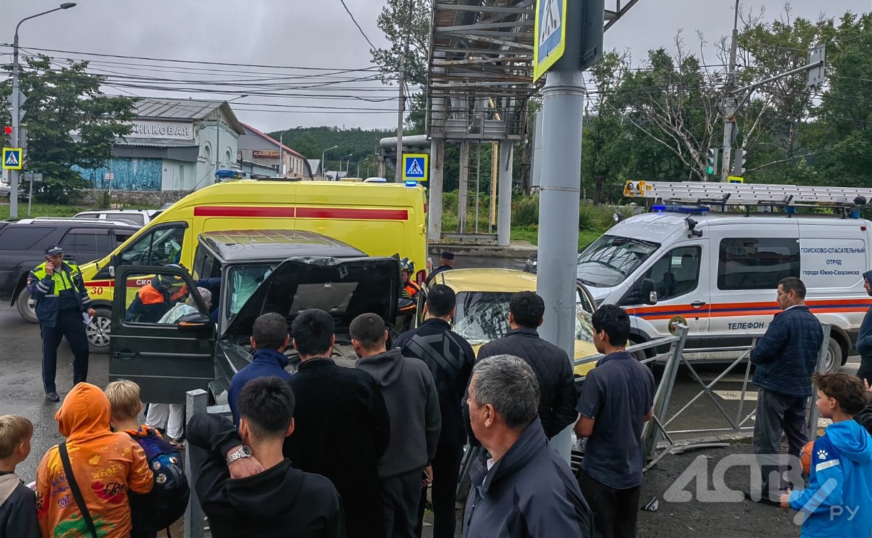 Очевидцы: на перекрёстке в Южно-Сахалинске автомобили врезались в  ограждение, есть пострадавшие - Новости Сахалинской области. Происшествия -  astv.ru