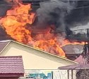 "Жар чувствуется даже в машине": частный дом горит в Южно-Сахалинске