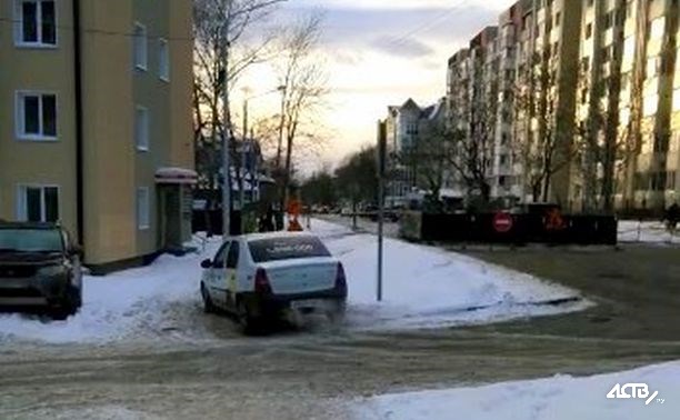 Самоуверенный таксист в Южно-Сахалинске решил, что по тротуарам ездить удобней