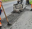 Яму в Макаровском районе, в которую провалился автомобиль, заделали