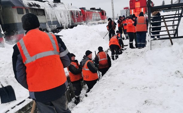 Более 650 железнодорожников задействовали в ликвидации последствий мощного циклона на Сахалине