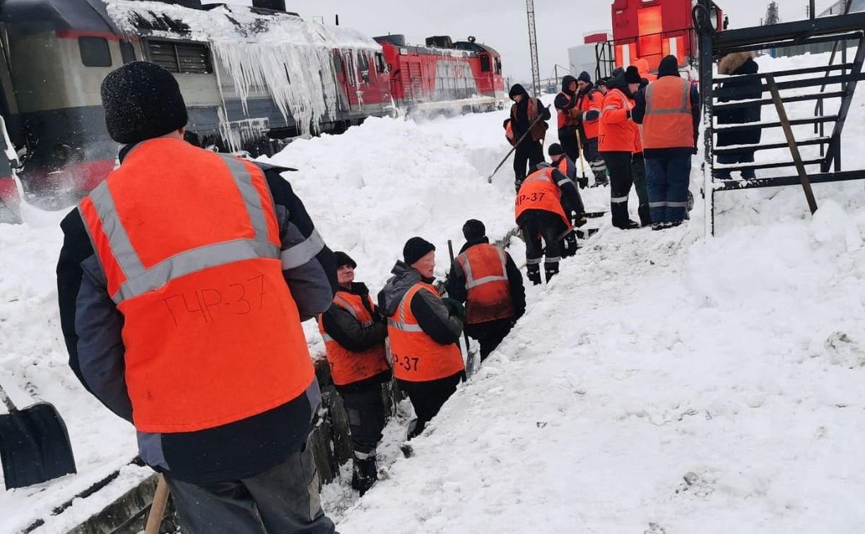 Более 650 железнодорожников задействовали в ликвидации последствий мощного циклона на Сахалине