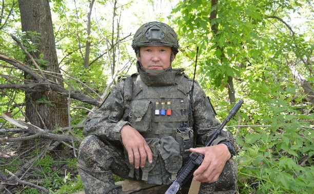 Боец сахалинской бригады во время зачистки спас пожилого человека из села в ДНР