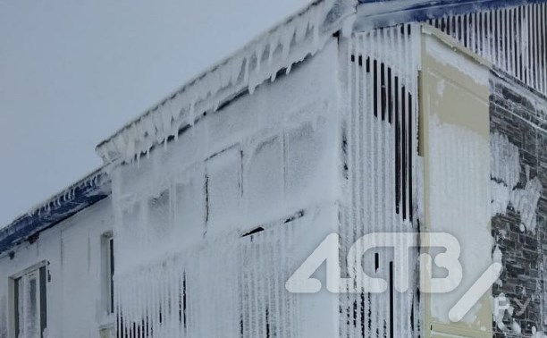 Метель на Курилах: снежные фасады на домах и унесённые ветром контейнеры