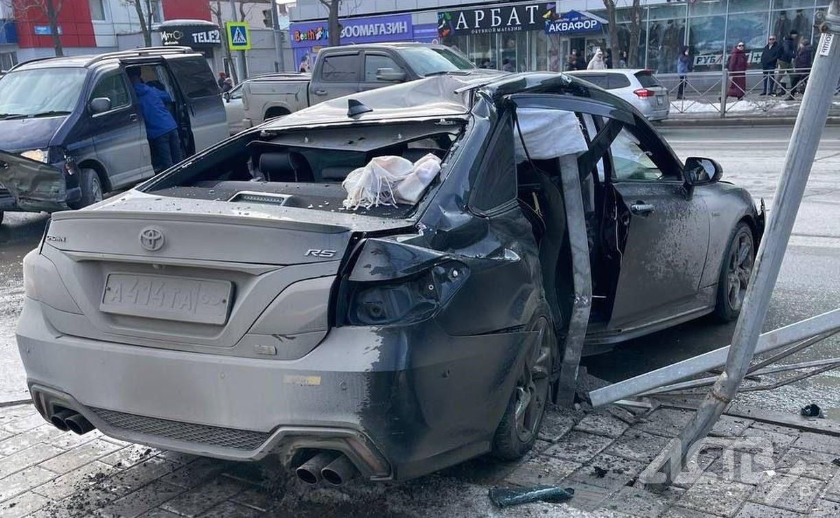 Жёсткое ДТП в Южно-Сахалинске: дорожное ограждение впечаталось в Toyota Crown