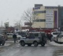 Сотрудников и посетителей южно-сахалинского ТЦ "Успех" эвакуировали спасатели