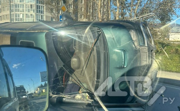 Микроавтобус опрокинулся на перекрёстке в Южно-Сахалинске