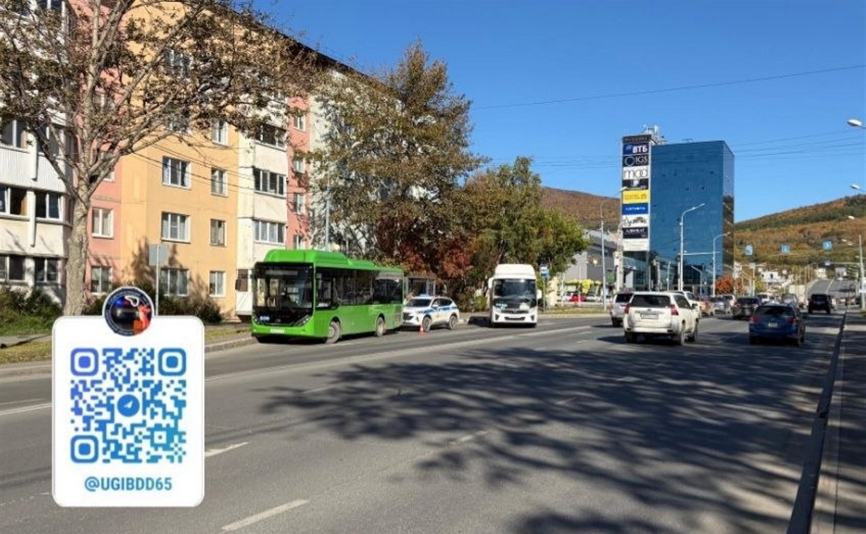 Пенсионерка упала в автобусе в Южно-Сахалинске и получила травмы