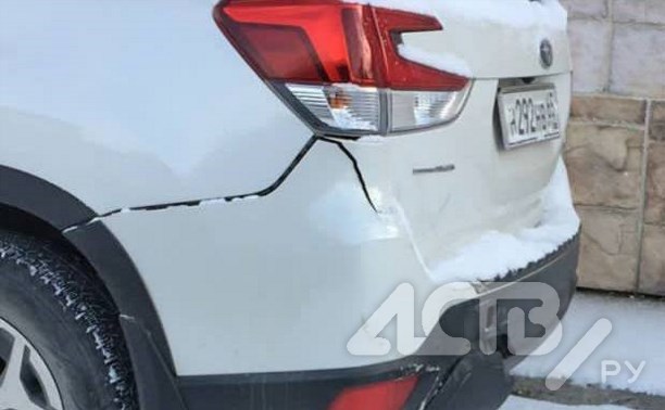 В Южно-Сахалинске на парковке водитель врезался в Subaru Forester и скрылся 