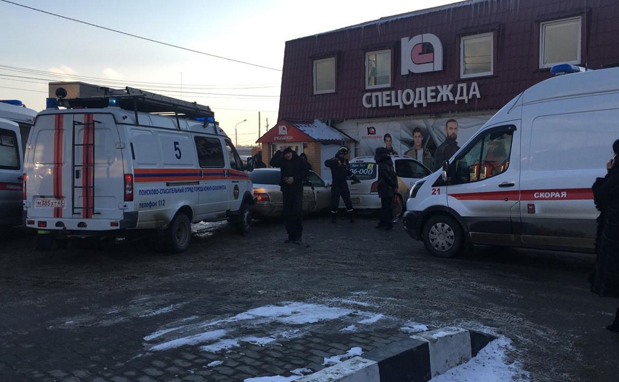 Toyota Crown зацепил автомобиль такси и врезался в магазин в Южно-Сахалинске