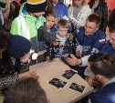 За автографами к хоккеистам «Сахалина» выстроилась очередь в 150 человек