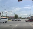 "Сэкономил 2 секунды": в Южно-Сахалинске автохам объехал 2 авто с тремя нарушениями