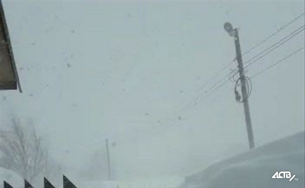 Сахалинский дворник в метель едва не задохнулся, провалившись в сугроб
