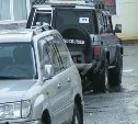 Ураганный ветер на Курилах устроил тряску припаркованным во дворах внедорожникам