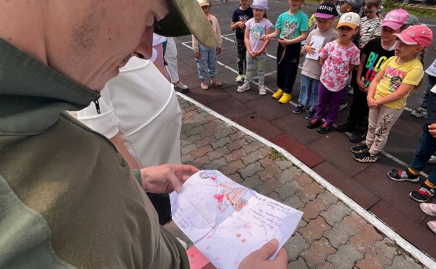 Военнослужащий нашёл в детсаду Южно-Сахалинска автора рисунка, который стал для него талисманом