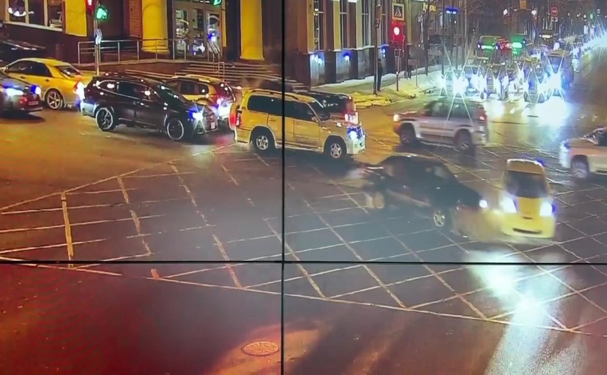 Момент столкновения двух авто на перекрёстке в Южно-Сахалинске попал на камеру