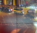 Момент столкновения двух авто на перекрёстке в Южно-Сахалинске попал на камеру