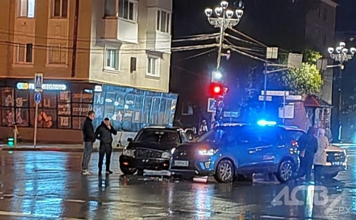 Вечер 30 октября в Южно-Сахалинске выдался аварийным: два ДТП за десять минут Вечер 30 октября в Южно-Сахалинске выдался аварийным: два ДТП за десять минут