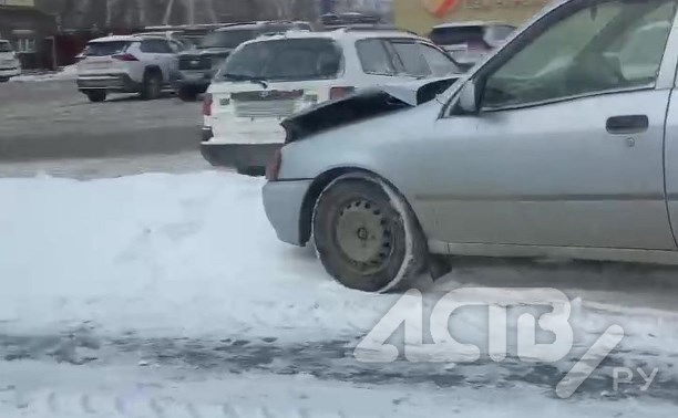 Очевидица: автомобилист спровоцировал столкновение двух иномарок в Южно-Сахалинске и уехал