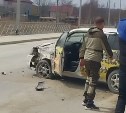 У пассажирского автобуса вырвало дверь после столкновения с "Пробоксом" в Южно-Сахалинске