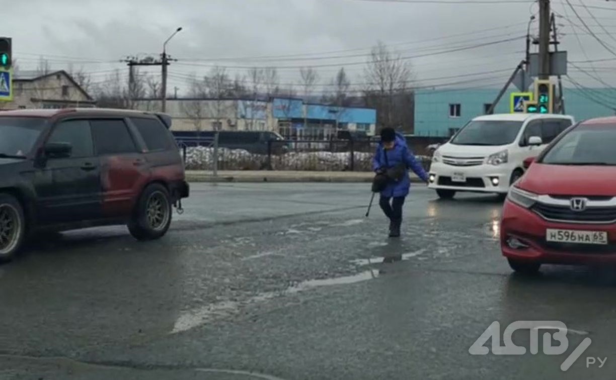 Странное поведение женщины в Южно-Сахалинске заставило автомобилистов беспокоиться