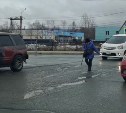 Странное поведение женщины в Южно-Сахалинске заставило автомобилистов беспокоиться