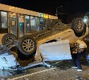 Виновник ДТП сбежал из больницы: в Южно-Сахалинске у Дома торговли перевернулся Mitsubishi RVR