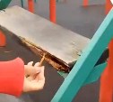 Не по стандарту: в Аниве обнаружили опасные детские площадки