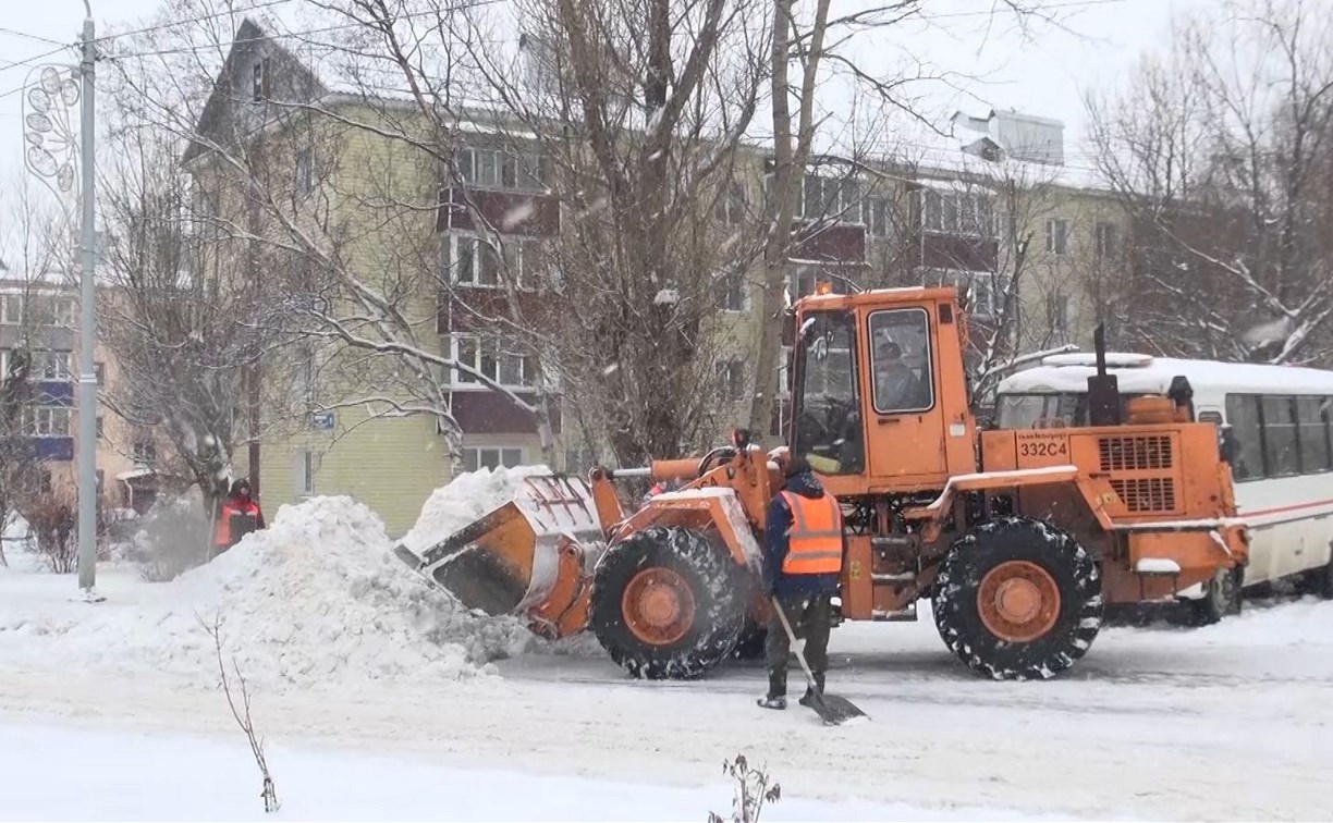 Расчистка Южно-Сахалинска от снега в усиленном режиме продолжится и ночью