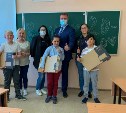 Ученики школы в Дальнем получили ноутбуки за отличные оценки 