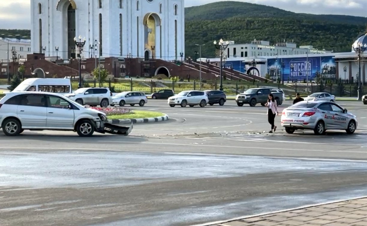 В Южно-Сахалинске на кольце на площади Победы в ДТП попала учебная машина