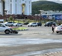 В Южно-Сахалинске на кольце на площади Победы в ДТП попала учебная машина