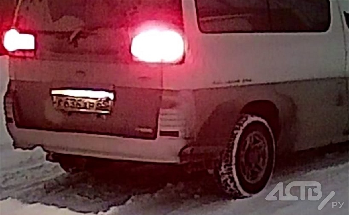 "Что он там выбрасывает?": сахалинец на Nissan Elgrand глубокой ночью оставляет пакеты в тупике 