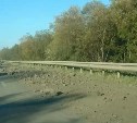 Рассыпанный по дороге грунт с камнями затрудняет движение автомобилей по Анивской трассе