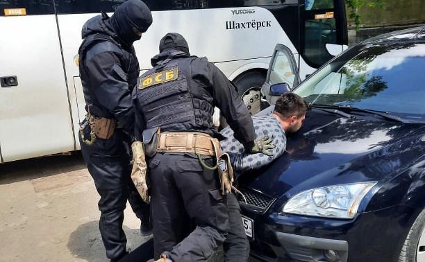 Обнародовано видео задержания сахалинца за попытку дачи взятки сотруднику ФСБ