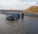 Внедорожник с пассажирами застрял посреди реки на Курилах